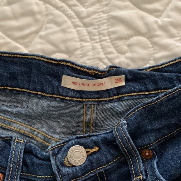 Levi’s High Rise Shorts - Picture 3 of 3